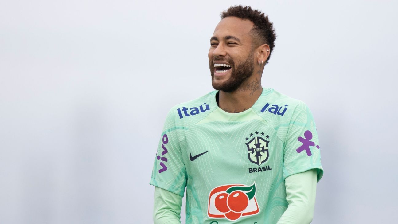 Neymar coloca nomeros de esparadrapo nas camisas dos jogadores durante  Treino do Santos FC