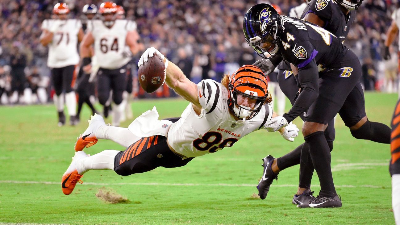 Cincinnati Bengals tight end Hayden Hurst (88) runs after making a