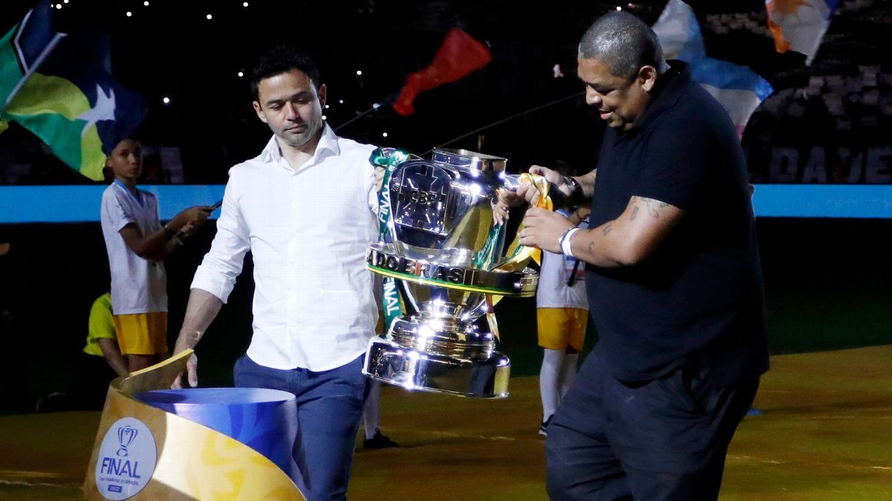 Vampeta coloca terço e joga sal grosso na taça da Copa do Brasil; veja