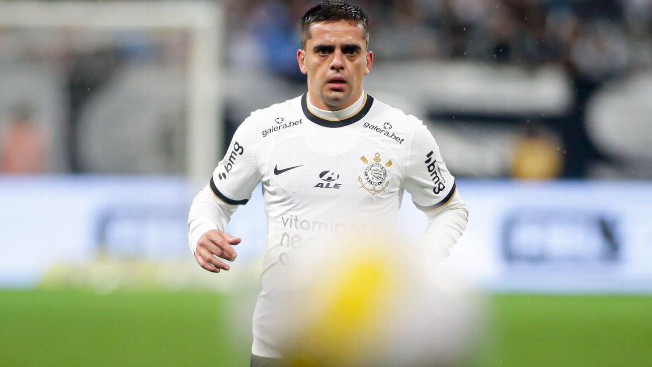 Pênalti perdido coroa pior temporada de Fagner pelo Corinthians