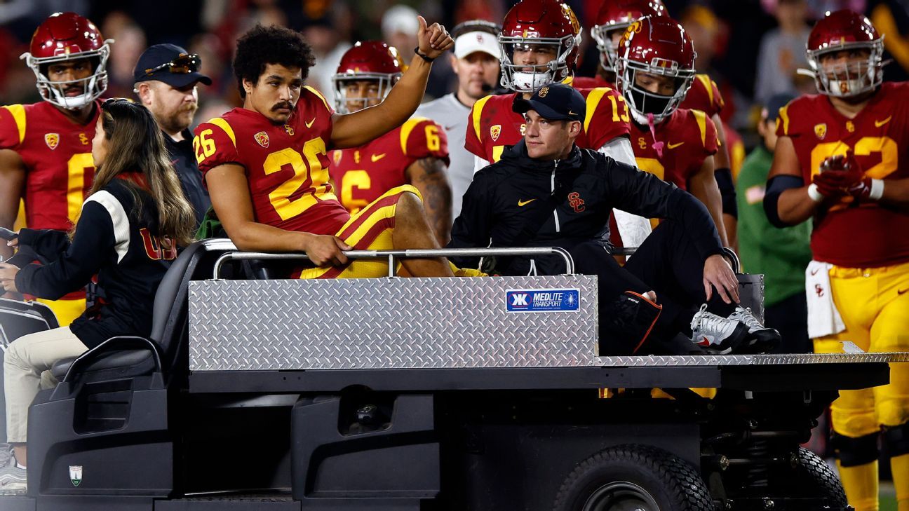 USC RB Travis Dye saiu de campo com uma aparente lesão na perna