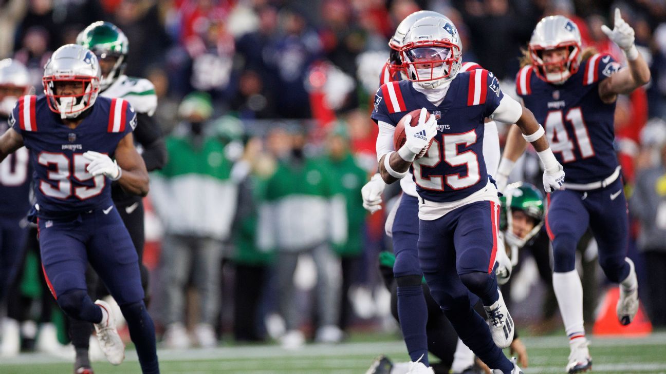 Patriots linebacker Mack Wilson's son takes 1st steps at stadium