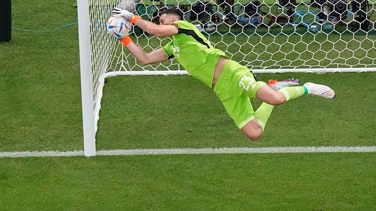 Dibu Martínez: "Estos días hablé mucho con mi psicólogo... que me pateen dos veces y me hagan dos goles me golpeó"