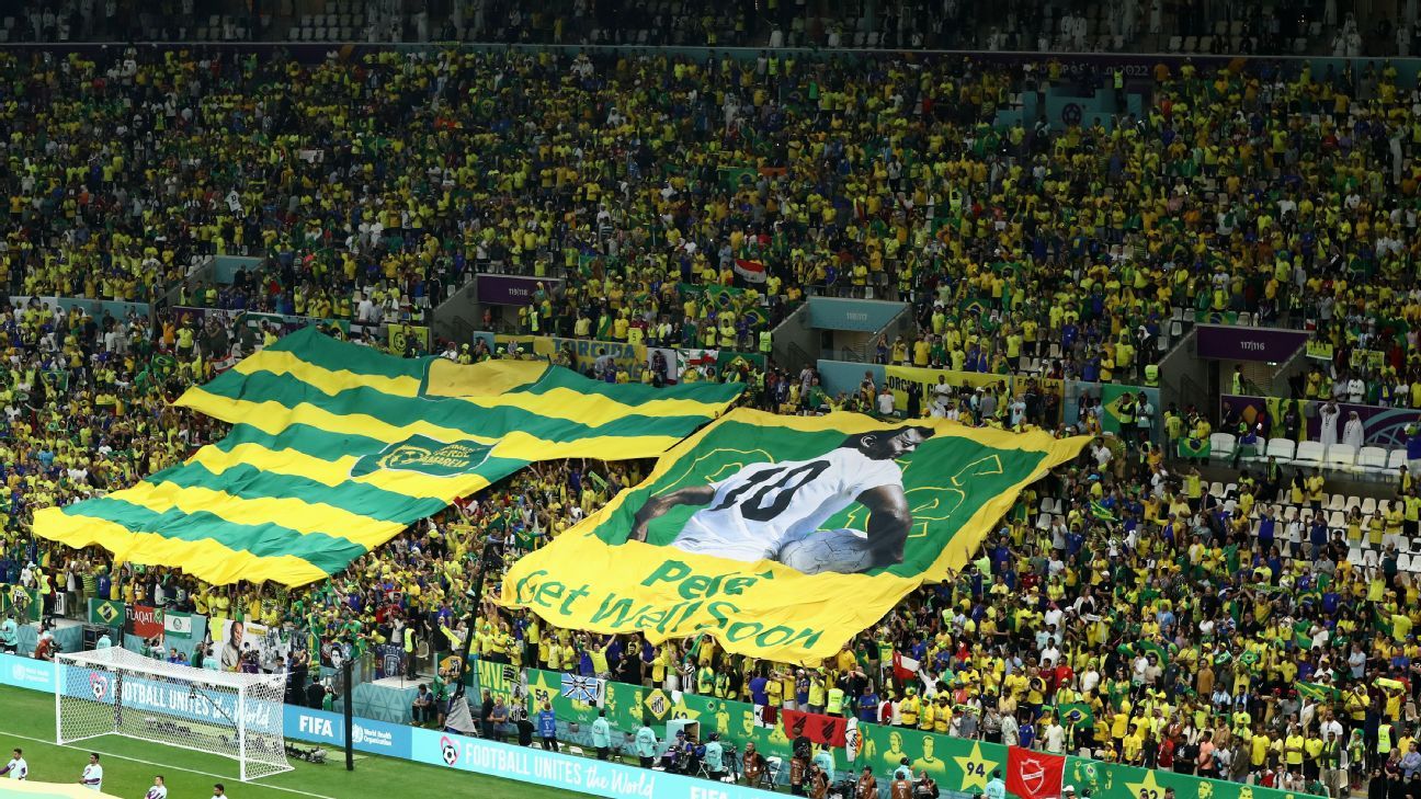 Pelé é homenageado com bandeirão e faixas no jogo do Brasil contra