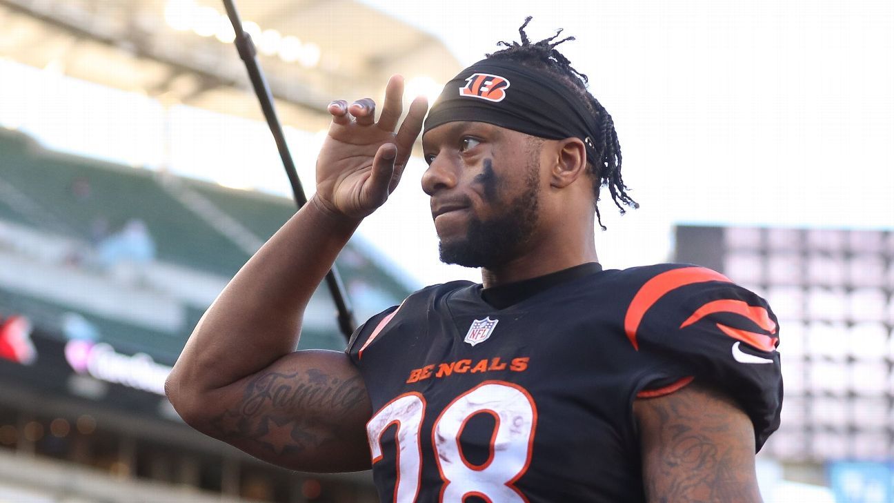 Bengals' Joe Mixon recharged with pointing gun at woman