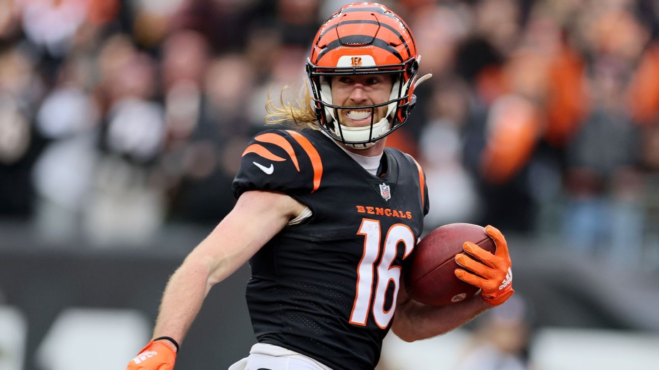 CINCINNATI, OH - DECEMBER 11: Cincinnati Bengals quarterback Joe Burrow (9)  in a game between the Cleveland Browns and the Cincinnati Bengals on December  11, 2022, at Paycor Stadium in Cincinnati, OH. (