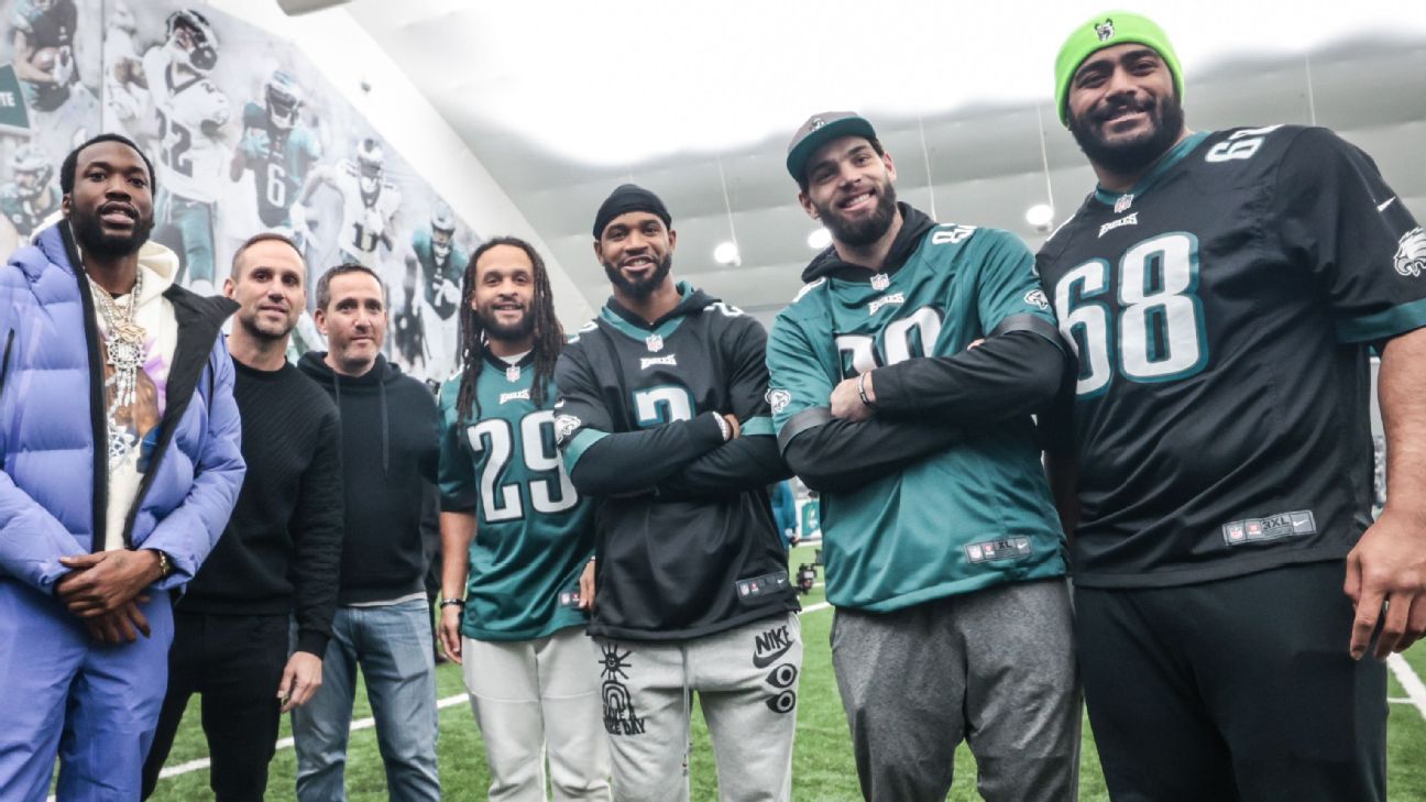 Eagles, Sixers host holiday event for Philadelphia kids