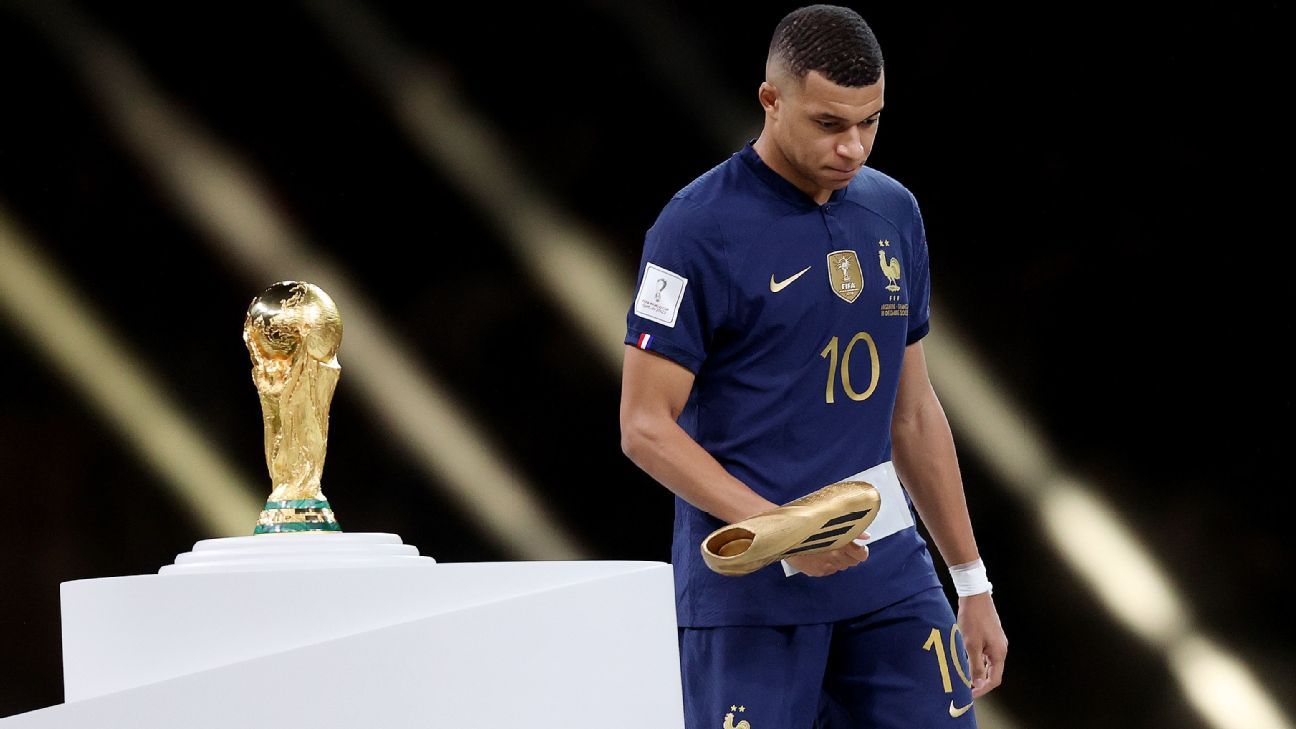 Técnico da França dá bronca em jogador no vestiário por uso de cordão na  Copa do Mundo, frança