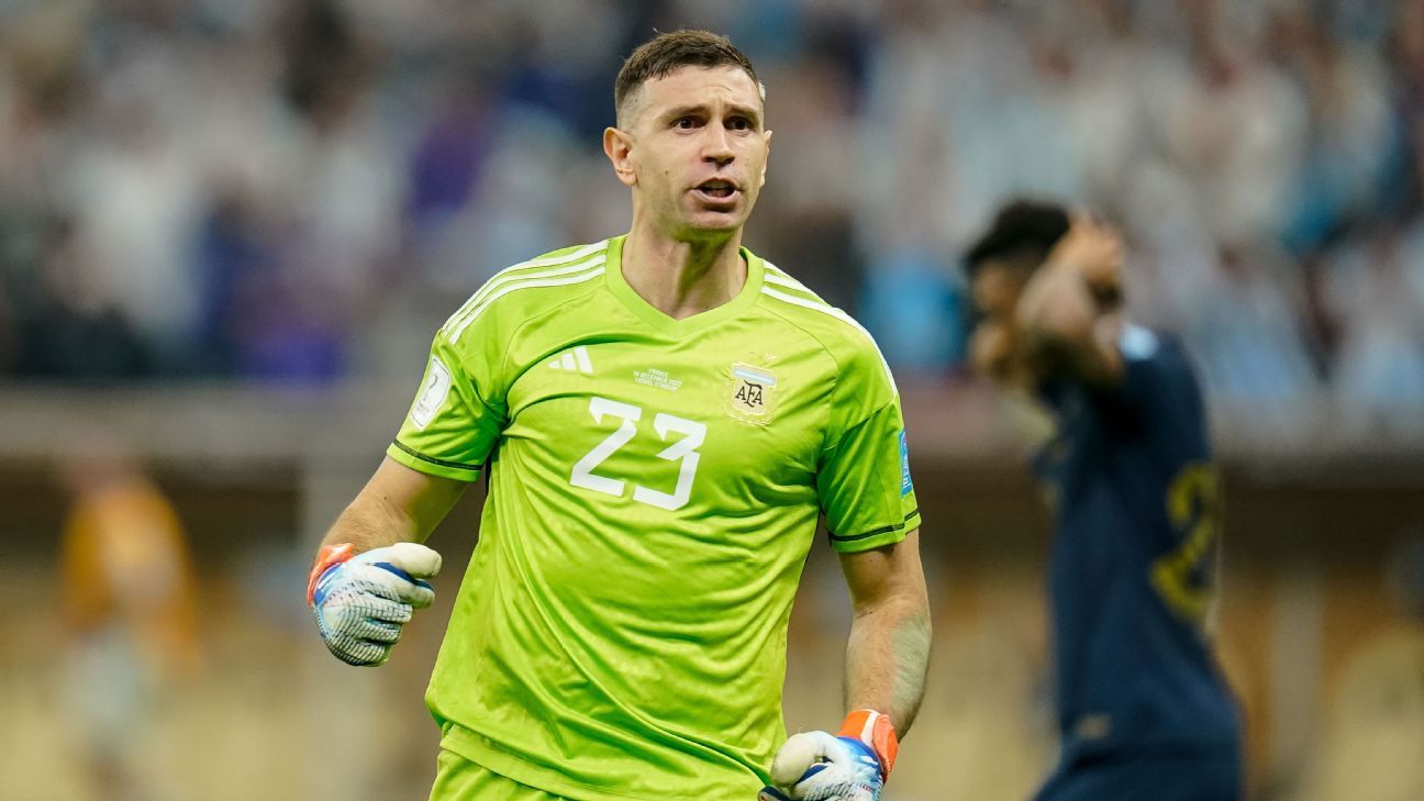 Argentina's goalkeeper Emiliano Martinez holds the FIFA Golden Glove  News Photo - Getty Images