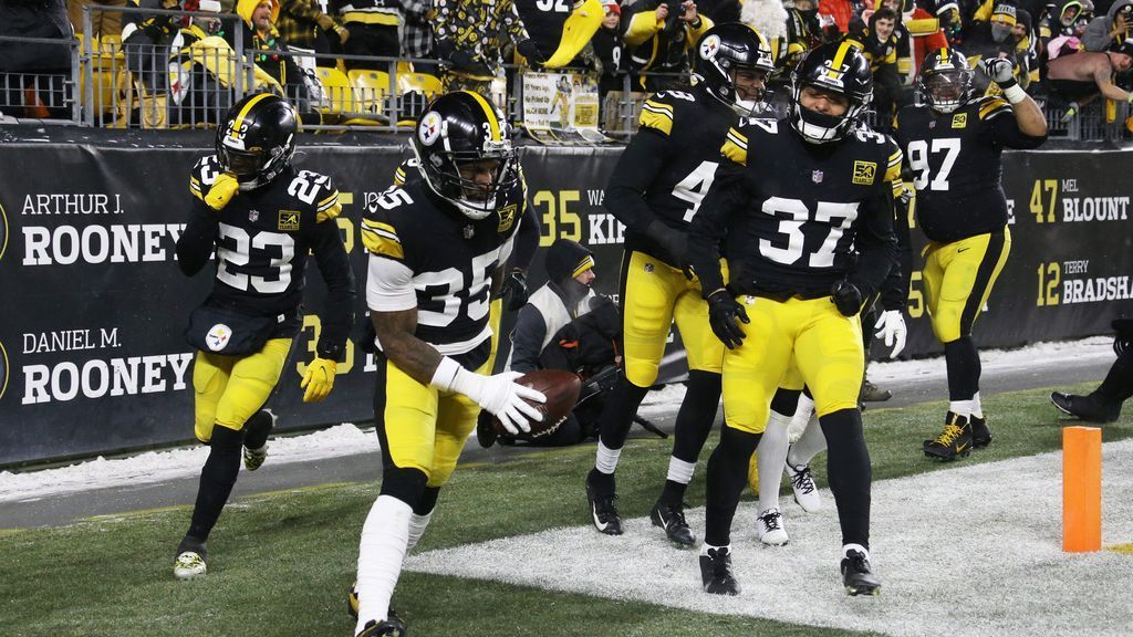 Franco Harris' widow on field in Pittsburgh as his No. 32 retired