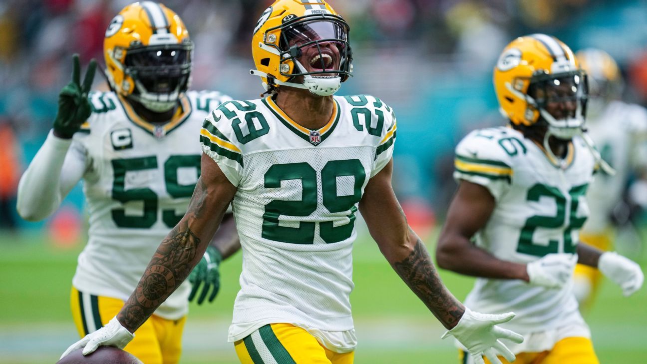 Packers capitalize on three fourth-quarter INTs to beat Dolphins