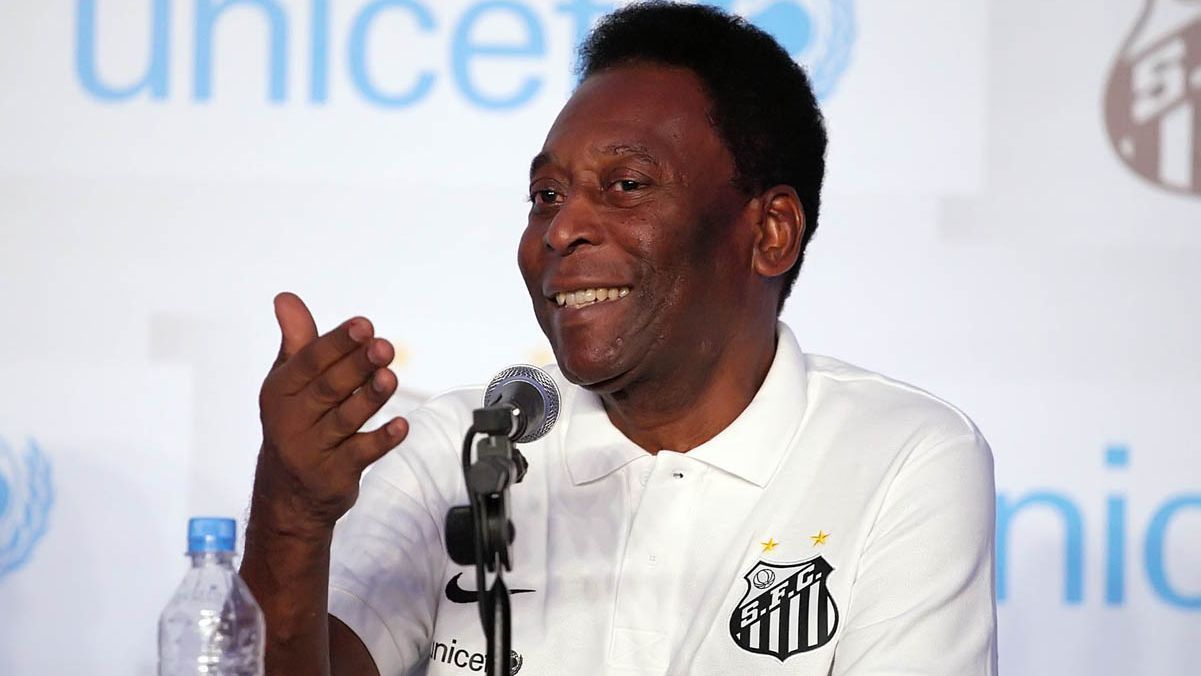 Santos divulga camisa com novo escudo com homenagem a Pelé