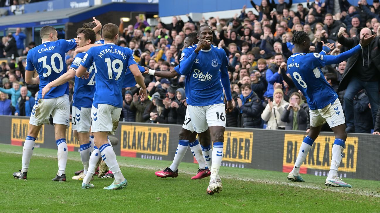 Arsenal slip up in title race with loss at Everton