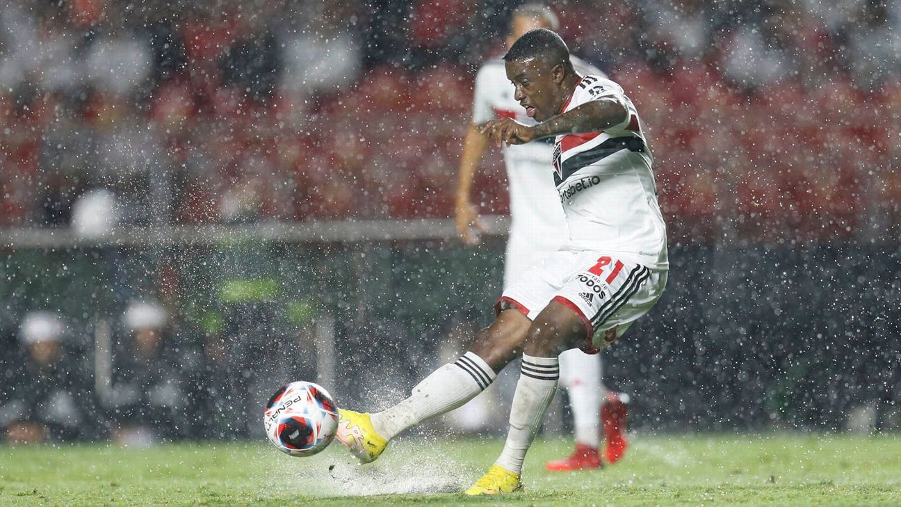 Volante encostado no São Paulo rescinde para ir a time que jogará a Libertadores