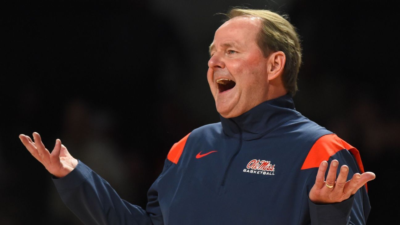 Ole Miss despide al entrenador de baloncesto masculino Kermit Davis