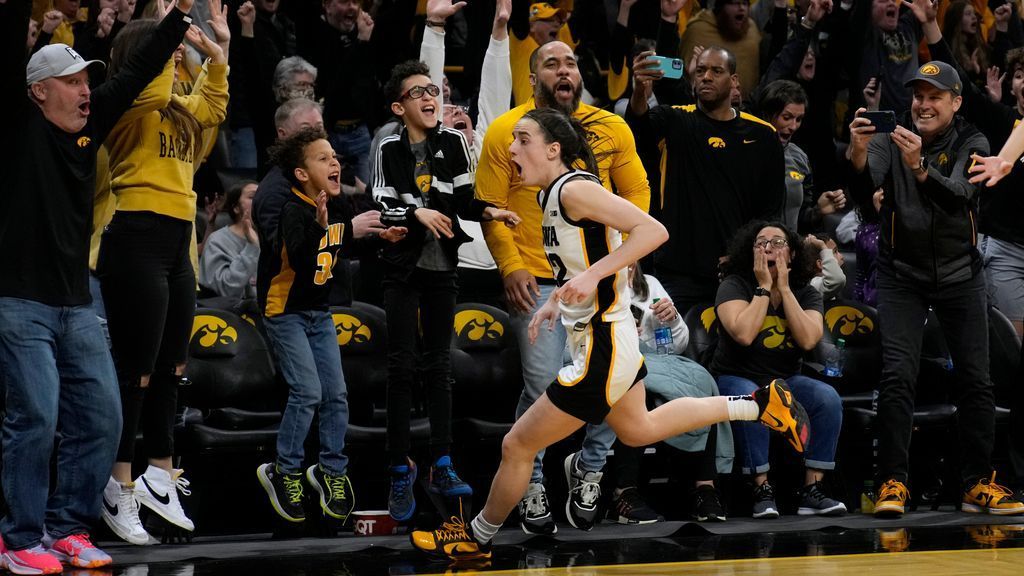 Iowa’s Clark hits 3 at buzzer to beat No. 2 Indiana