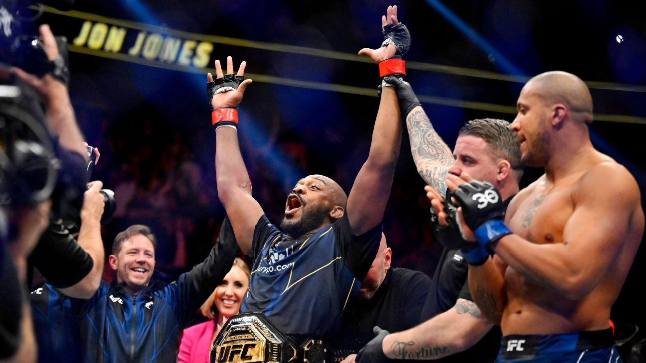 Jon Jones submits Cyryl Gane to win the UFC Heavyweight Title