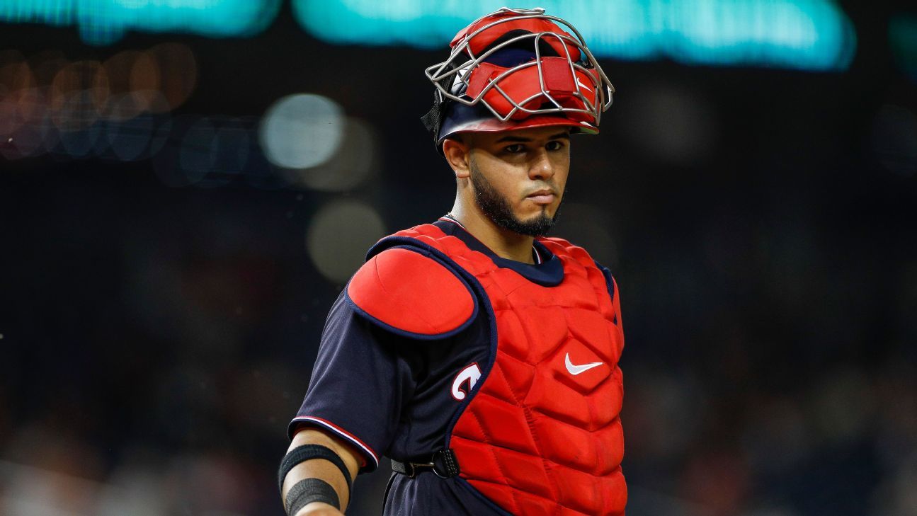 Nats’ Ruiz exits; apparently hit by Bell’s foul ball