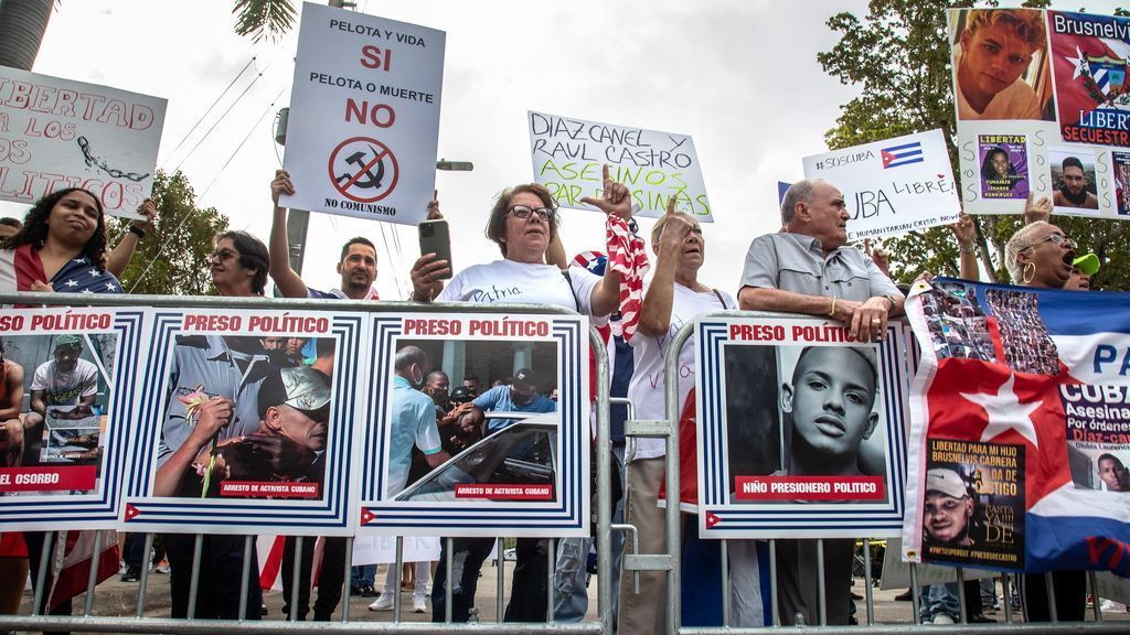 Protesters rally outside Cuba-USA WBC semifinal