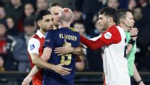 Clássico Ajax x Feyenoord tem fumaça em campo, jogador ensanguentado e prisão de torcedor
