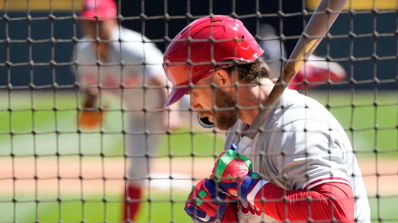 Bryce Harper takes on-field BP for 1st time since surgery