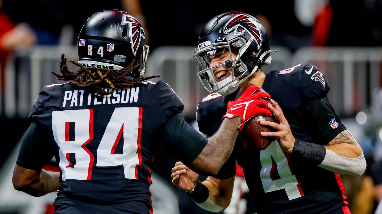 Atlanta Falcons - First look at Kyle Pitts in the throwbacks