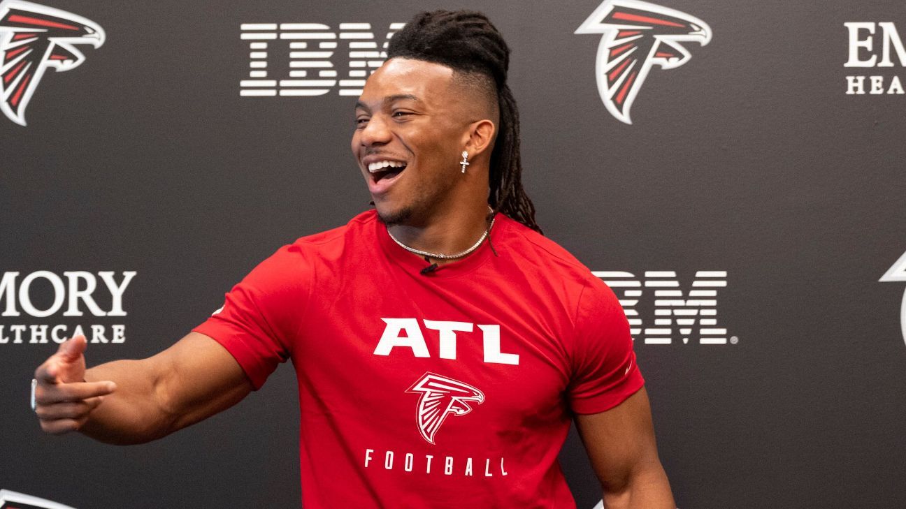 Bijan Robinson wore Falcons jersey as child, photo shows