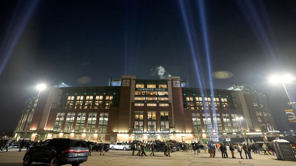 Packers host the Raiders at Lambeau Field