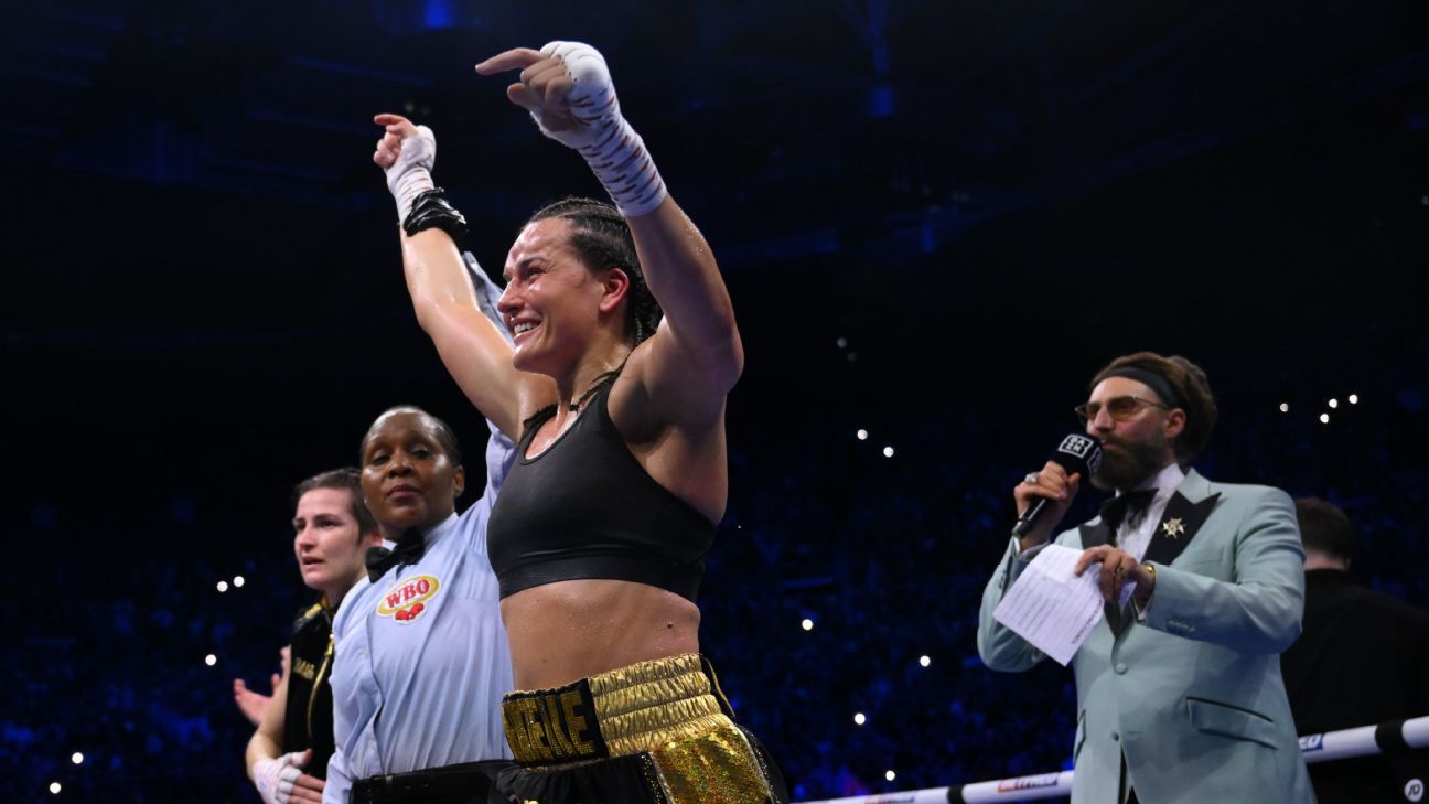 Chantelle Cameron, a la derecha, derrotó a Katie Taylor en el 3Arena de Dublín, Irlanda, en mayo de 2023.
