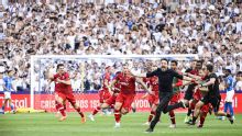 Três 'campeões' em cinco minutos: campeonato tem fim mais insano da história e acaba com golaço de ex-Premier League