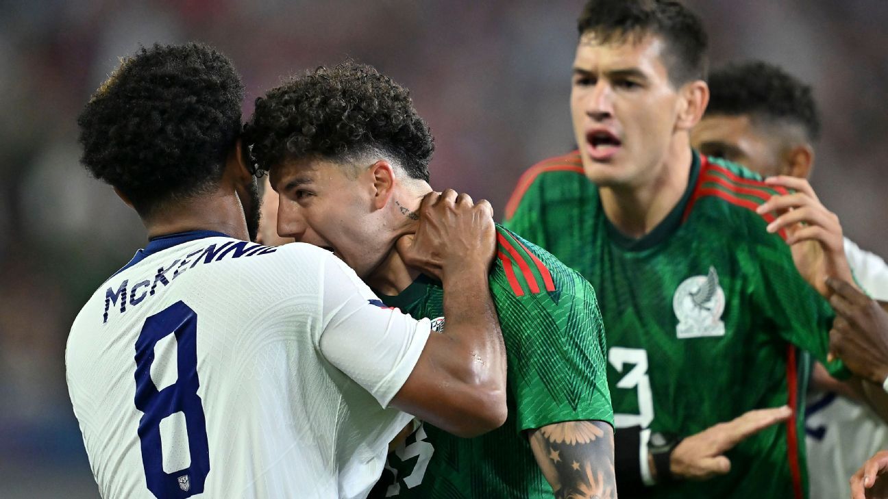 Patada de César Montes desató pelea entre México y Estados Unidos - ESPN