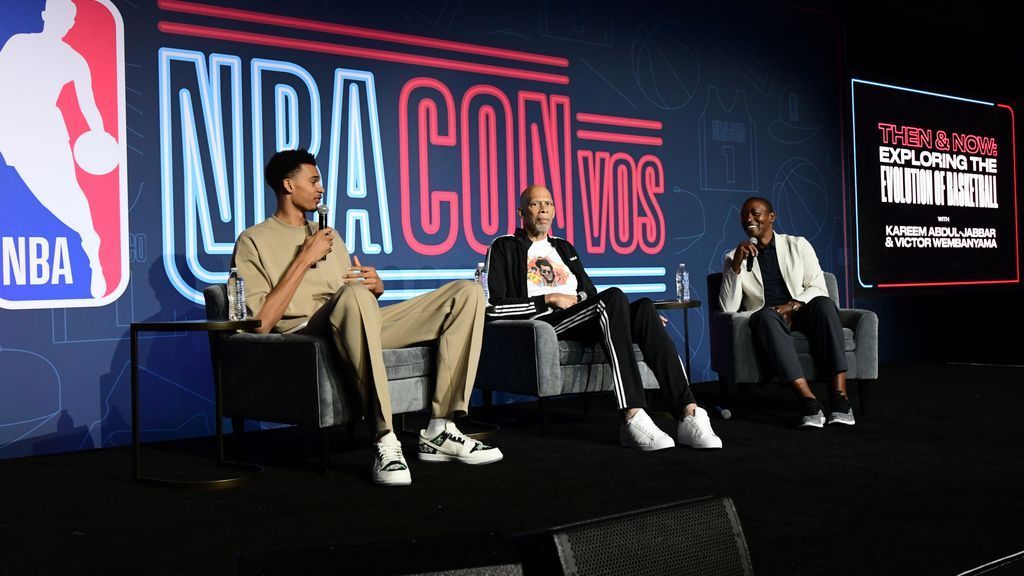 Kareem Abdul-Jabbar da consejos a Victor Wembanama después de la presentación