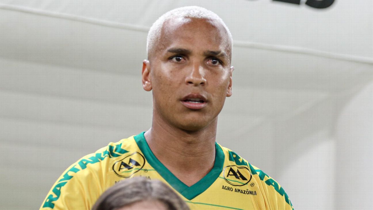 Deyverson brinca e diz que tem 