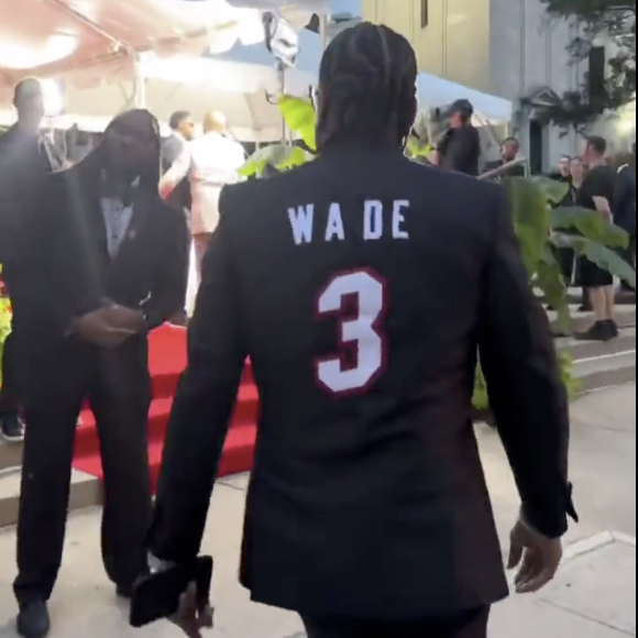 Allen Iverson dons Dwyane Wade-themed suit jacket to Basketball Hall of Fame