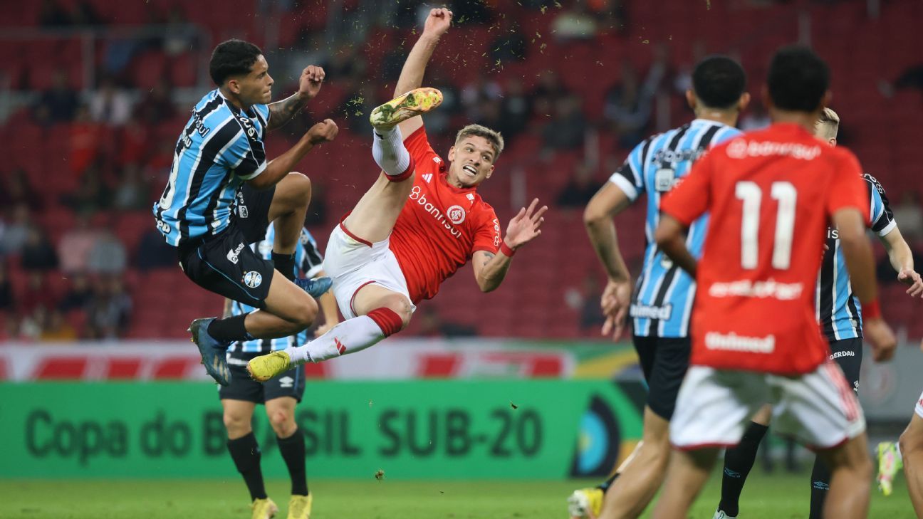 Atacante do Internacional aplica chapéu nojento e dá voleio à la Ibra em golaço durante Gre-Nal pela Copa do Brasil sub-20