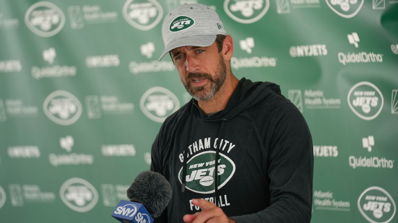 Aaron Rodgers has yet to face real hard knocks as Jets quarterback