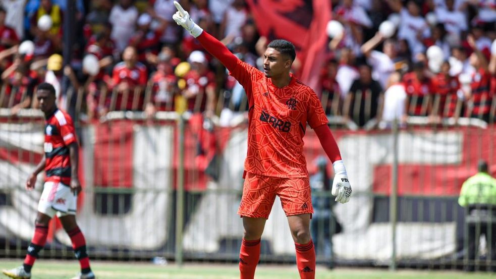 Sobrevivente de tragédia do Ninho do Urubu, goleiro é campeão pelo Flamengo: Deus não quis me levar naquela hora