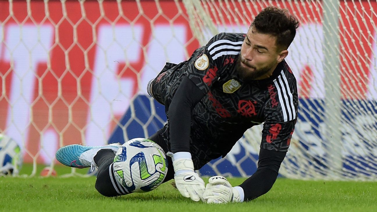 Goleiro do Flamengo surgiu no São Paulo após ser garçom em carrinho de lanche, rifa e até vaquinha