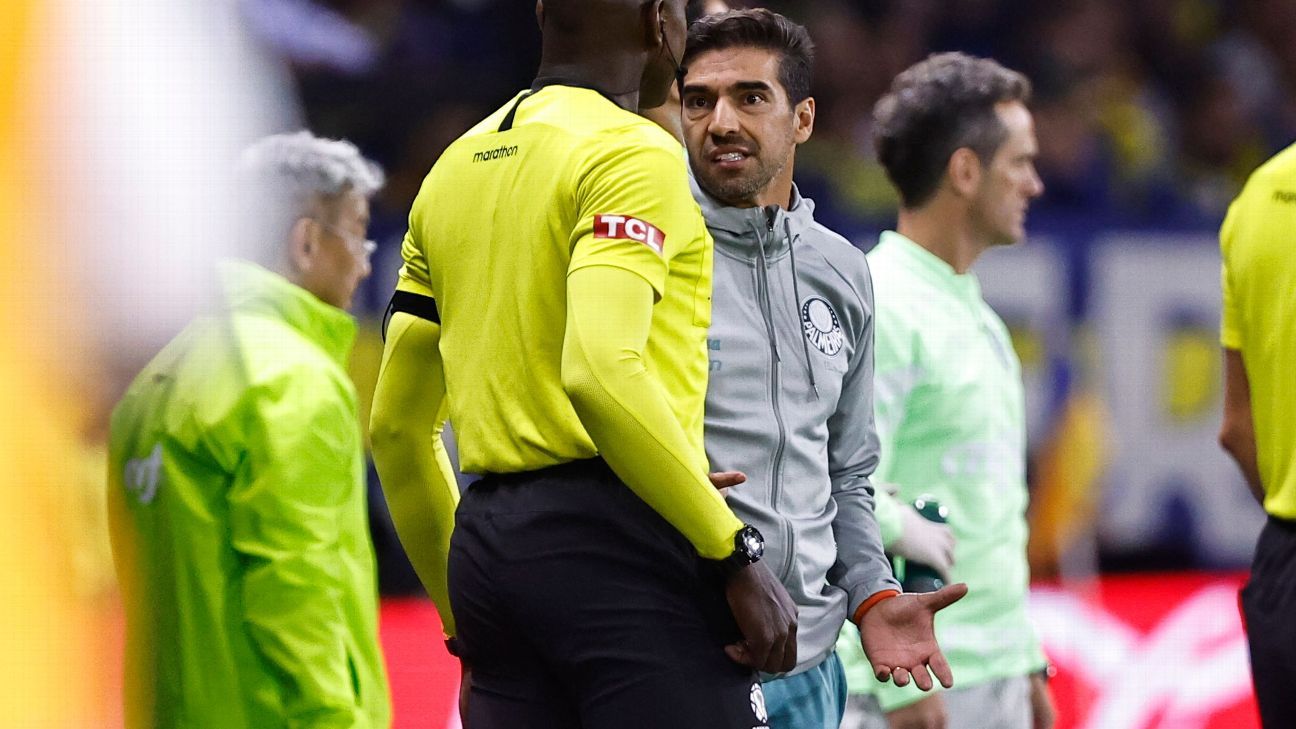 Técnico do Boca sobe o tom, diz que opinião de Abel 