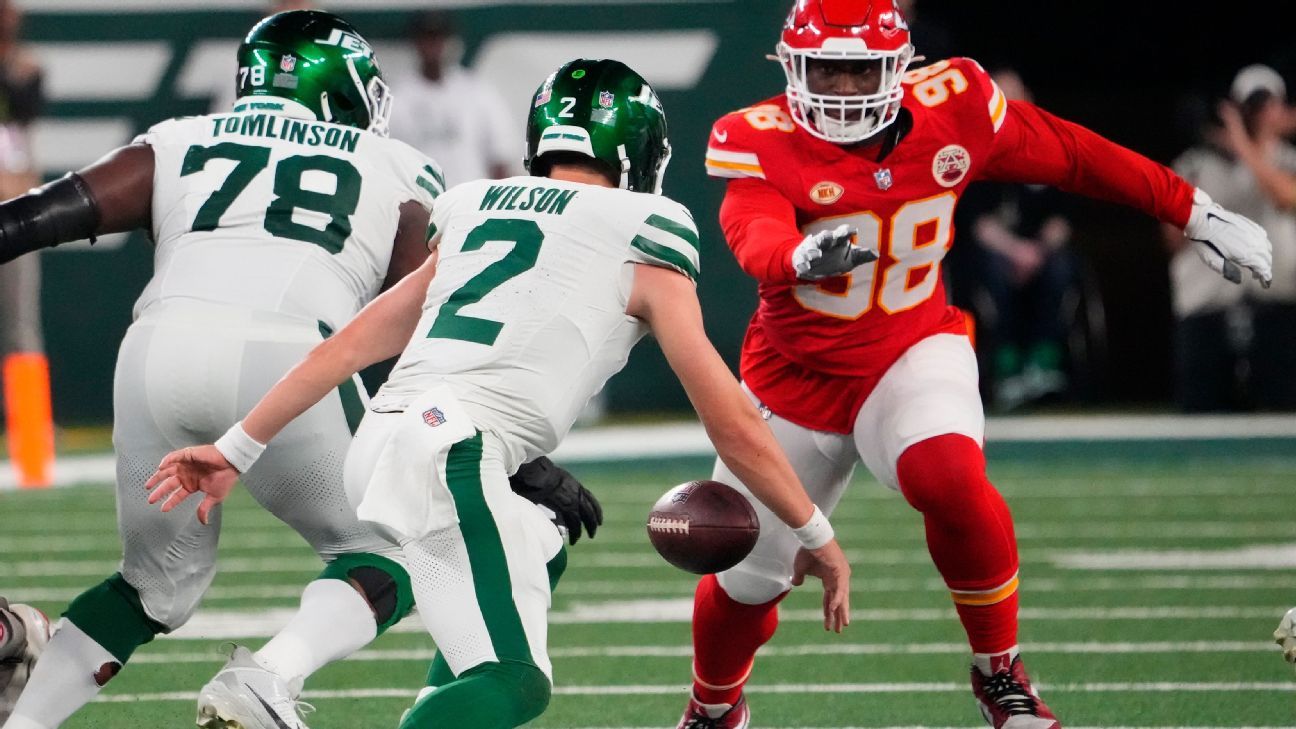 New York Jets quarterback Zach Wilson takes ownership for fumbled snap in  'SNF' loss vs. Kansas City Chiefs