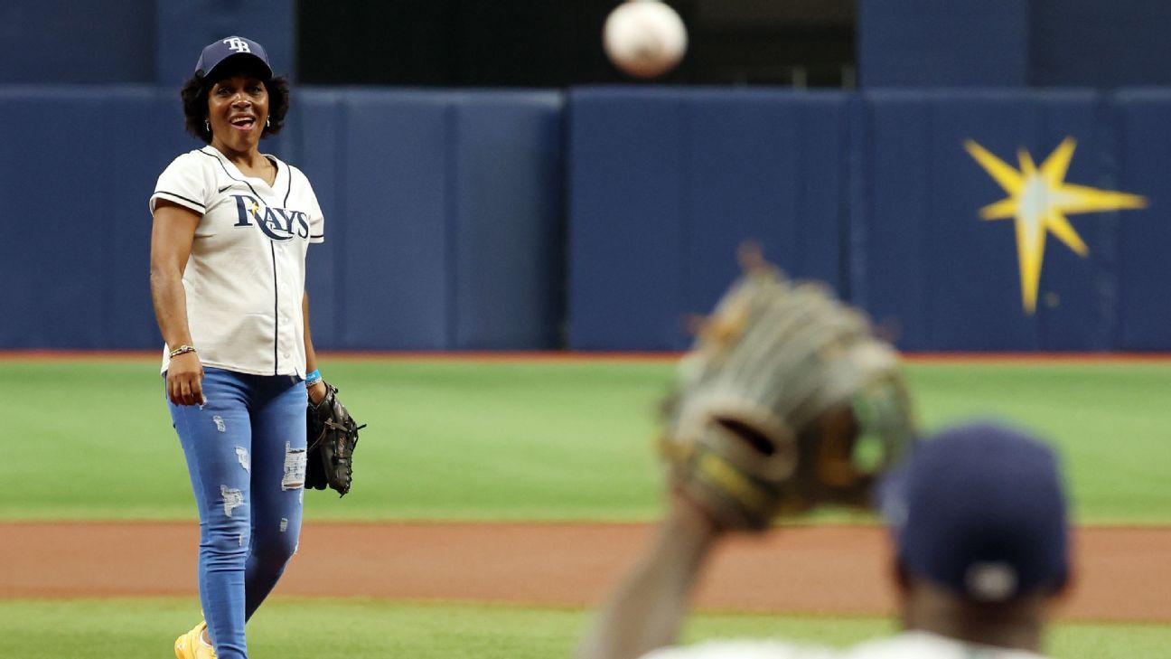 Randy Arozarena's mom throws 1st pitch before Rangers-Rays Game 1