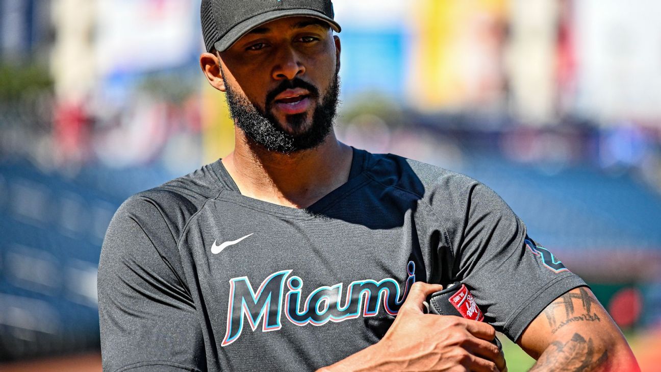 Alcantara throws first live BP since elbow surgery