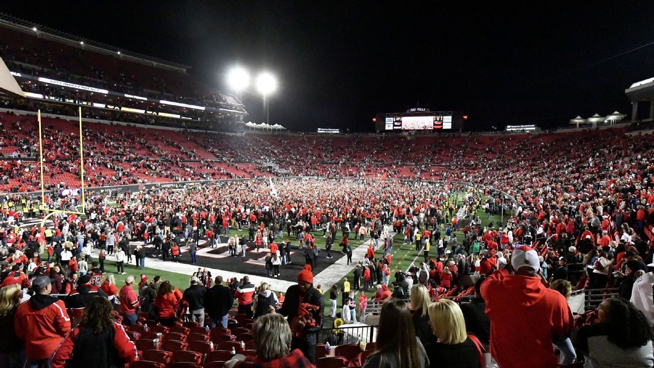 Cardinals fans football seating arrangement at UofL games