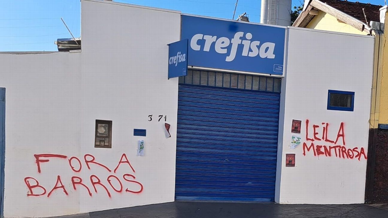 Torcedores do Palmeiras protestam contra Leila Pereira e Anderson Barros e picham unidades da Crefisa