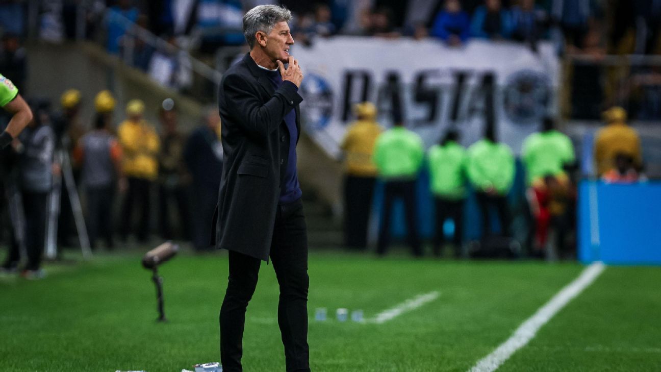 Tinha um milhão de defeitos: Renato analisa atacante do Grêmio e promete seu DVD como presente de Natal