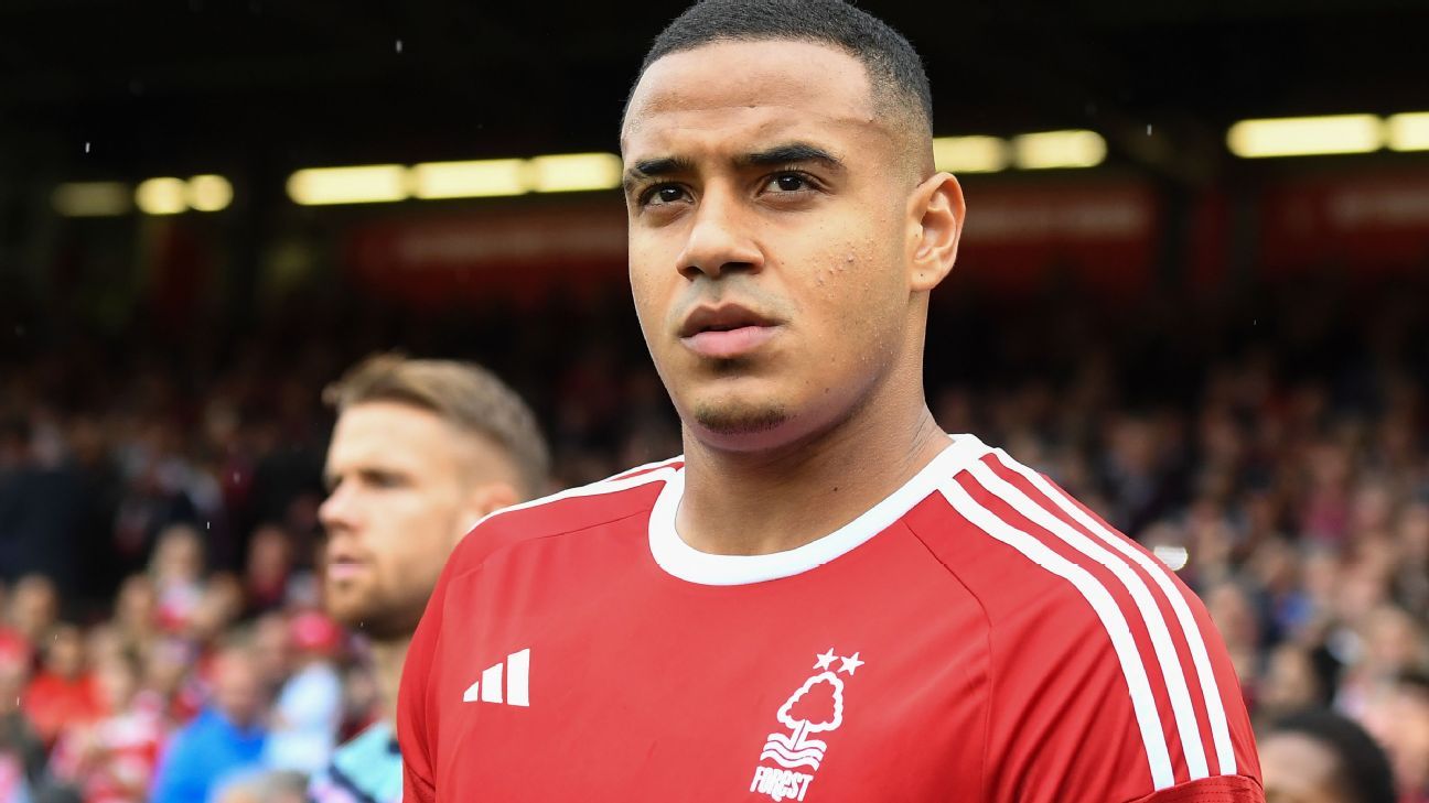 Com estreia de ex-Corinthians e um a menos, Nottingham Forest