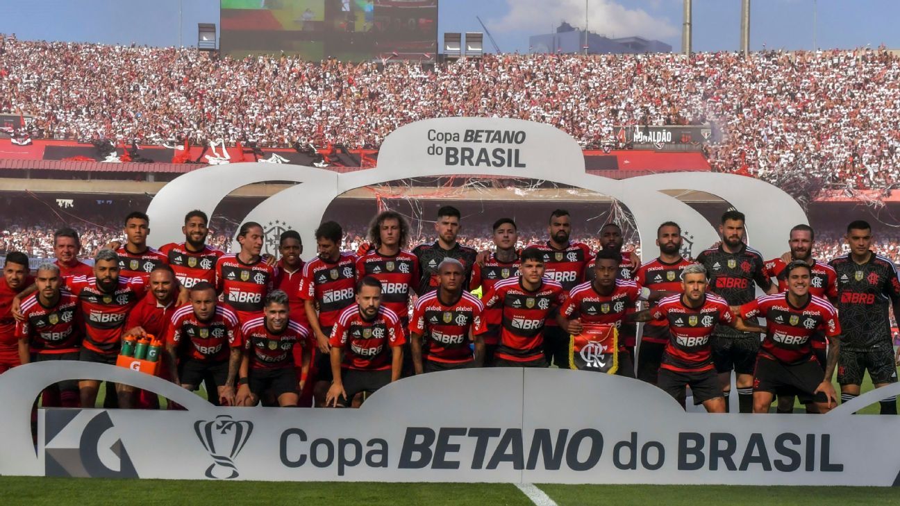 Torcida do Flamengo prepara mosaico para jogo contra o Bragantino, mas  comete gafe no resultado