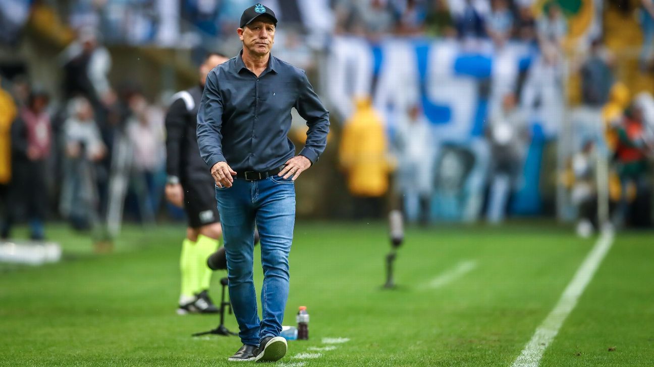 Pênalti para o Corinthians? Renato Gaúcho responde sobre polêmica e detona confusão no intervalo: Ninguém chutou a sala do VAR em São Paulo