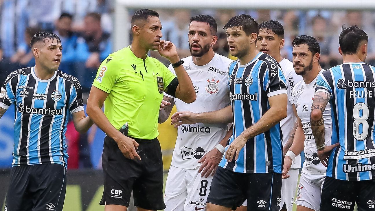 Seneme admite erro da arbitragem e do VAR e vê pênalti em Bidu durante Grêmio x Corinthians: Corpo dele é arremessado