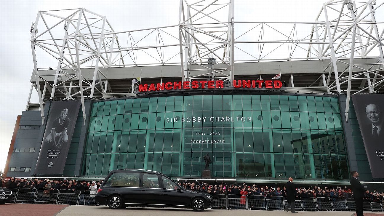 Fans mourn Utd great Charlton before funeral